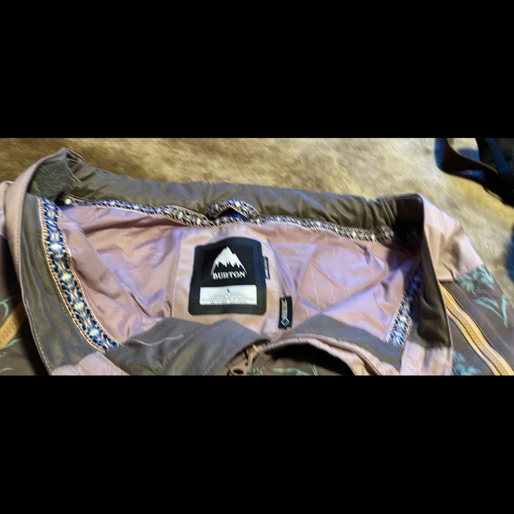 Women’s burton snowboard pants. Worn a handful of time. Great condition. - Picture 4 of 4